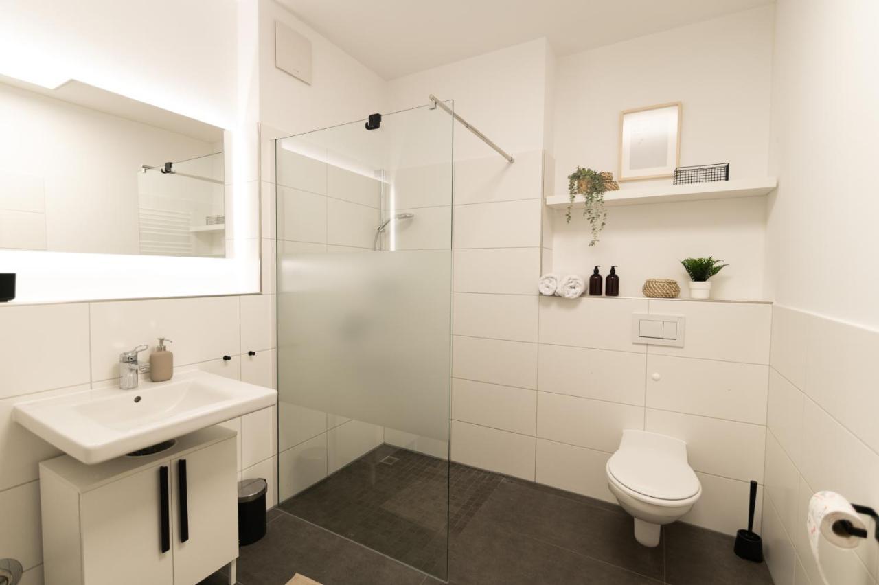 Dwellstay - Modernes Apartment I 55Qm I 2 Zimmer I Kueche I Bad I Terrasse I Tv I Wlan Bad Hersfeld Exterior photo
