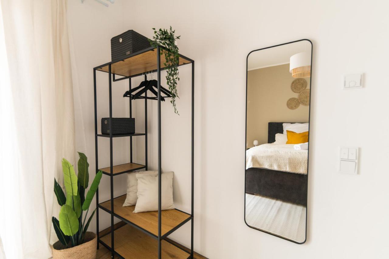 Dwellstay - Modernes Apartment I 55Qm I 2 Zimmer I Kueche I Bad I Terrasse I Tv I Wlan Bad Hersfeld Exterior photo